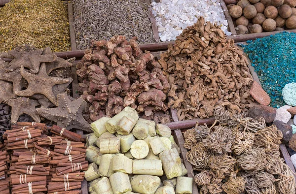 Bazar de especias tradicionales con hierbas y especias en Asuán, Egipto . —  Fotos de Stock