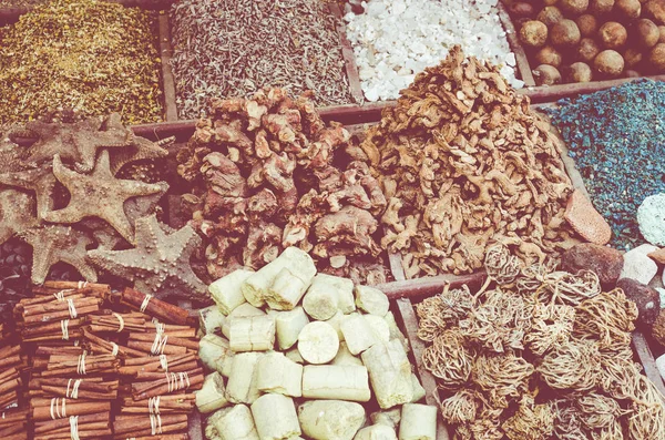 Bazar de especias tradicionales con hierbas y especias en Asuán, Egipto . —  Fotos de Stock