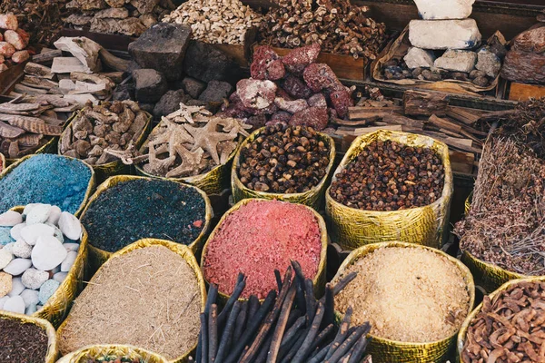 Bazar de especiarias tradicionais com ervas e especiarias em Aswan, Egito . — Fotografia de Stock