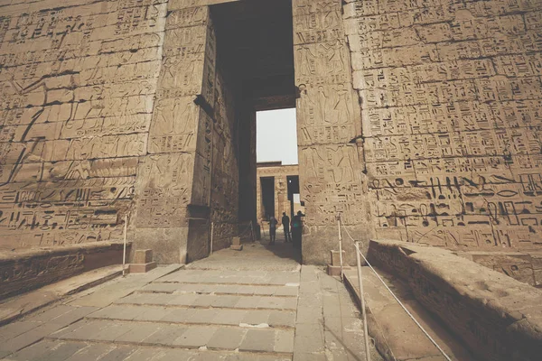 ASWAN, EGITO - 25 de março de 2017: Templo de Medinet Habu, dedicado — Fotografia de Stock