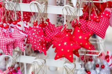 Noel piyasada renkli süslemeleri