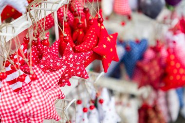 Noel piyasada renkli süslemeleri