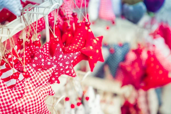 Noel piyasada renkli süslemeleri