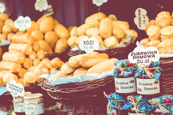 Hagyományos lengyel füstölt sajt oscypek a karácsonyi vásár — Stock Fotó
