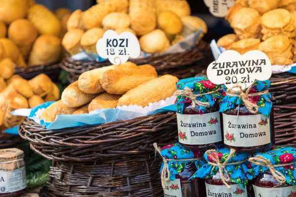 Traditionell polsk rökt ost oscypek på Julmarknad i — Stockfoto