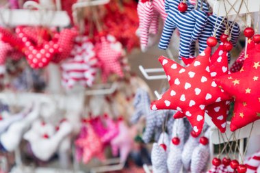 Noel piyasada renkli süslemeleri