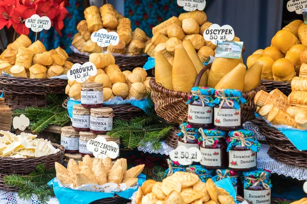 Oscypek de fromage fumé polonais traditionnel sur le marché de Noël à — Photo