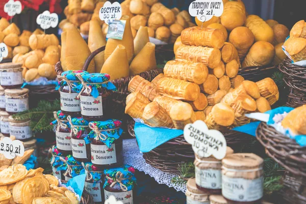 Traditionele Poolse Gerookte kaas oscypek op kerstmarkt in — Stockfoto