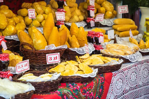 Tradizionale polacco formaggio affumicato oscypek sul mercato di Natale in — Foto Stock