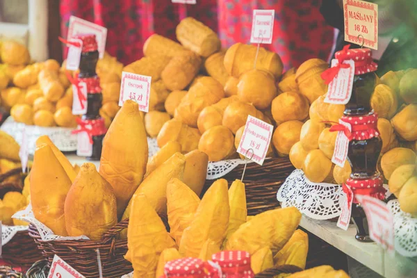 Tradicional polonês defumado queijo oscypek no mercado de natal em — Fotografia de Stock