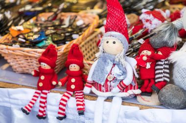 Noel piyasada renkli süslemeleri