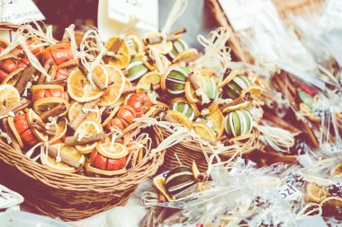 Noel kuru meyve süslemeleri Noel pazarında