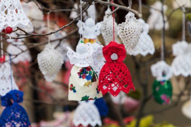 Noel piyasada renkli süslemeleri