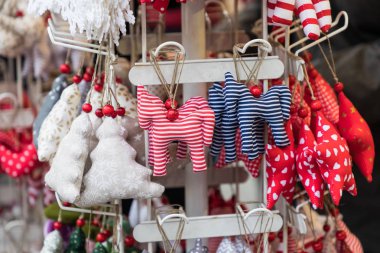Noel piyasada renkli süslemeleri