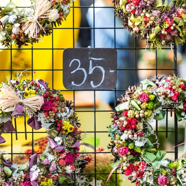 Christmas flowers wreaths decorations in Cracow Christmas market — Stock Photo, Image