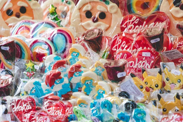 Jul lolypoop sweete på en julmarknad — Stockfoto