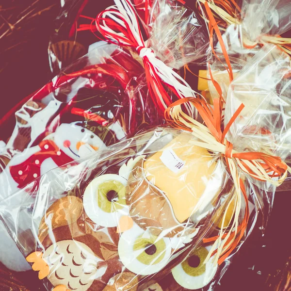 Zelfgemaakte peperkoek kerstkoekjes op traditionele markt in — Stockfoto