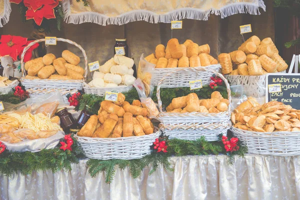 Oscypek de fromage fumé polonais traditionnel sur le marché de Noël à — Photo