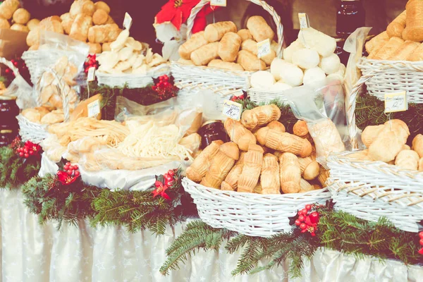 Hagyományos lengyel füstölt sajt oscypek a karácsonyi vásár — Stock Fotó