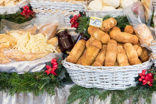 Oscypek de fromage fumé polonais traditionnel sur le marché de Noël à — Photo