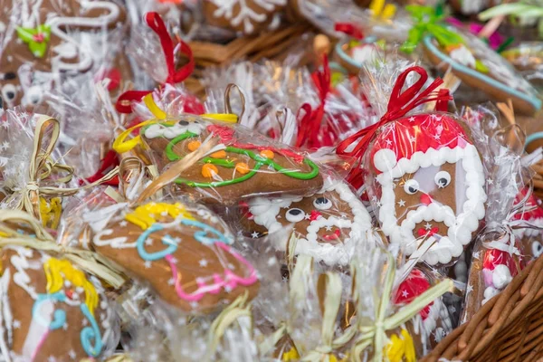 Zelfgemaakte peperkoek kerstkoekjes op traditionele markt in — Stockfoto