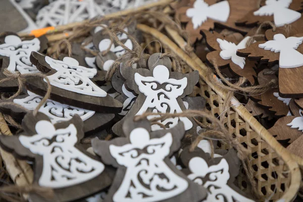 Handgefertigte Weihnachtsdekorationen auf einem Weihnachtsmarkt in Krakau, — Stockfoto