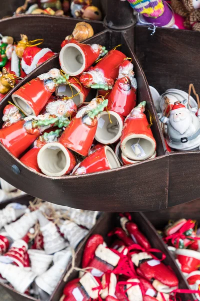 Decorações de cerâmica de Natal em um mercado de Natal em Cracóvia , — Fotografia de Stock