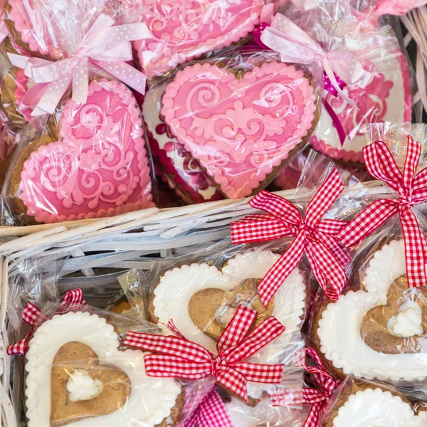 Natale biscotti di pan di zenzero fatti in casa al mercato tradizionale in — Foto Stock