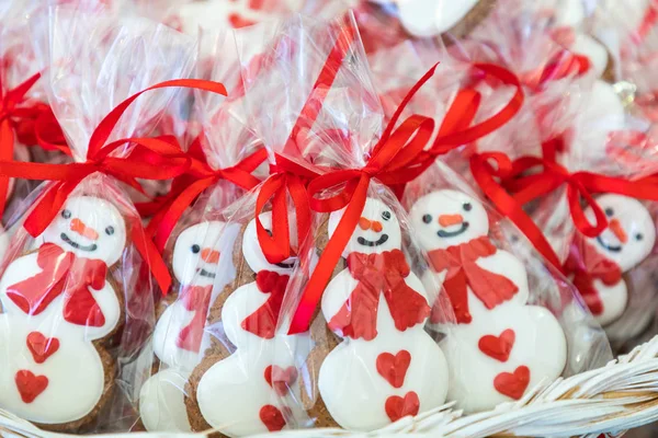 Zelfgemaakte peperkoek kerstkoekjes op traditionele markt in — Stockfoto