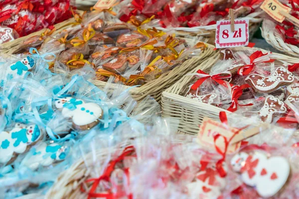 Galletas de jengibre caseras de Navidad en el mercado tradicional en —  Fotos de Stock