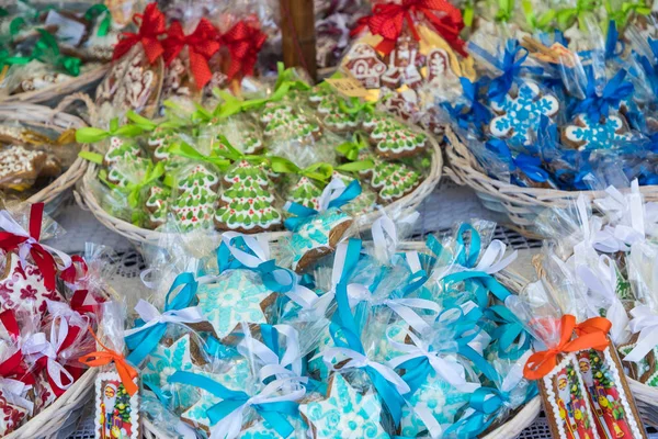 Zelfgemaakte peperkoek kerstkoekjes op traditionele markt in — Stockfoto