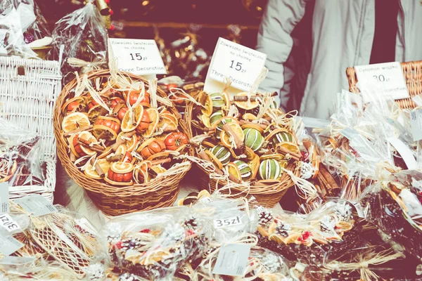 Noel kuru meyve süslemeleri Noel pazarında — Stok fotoğraf