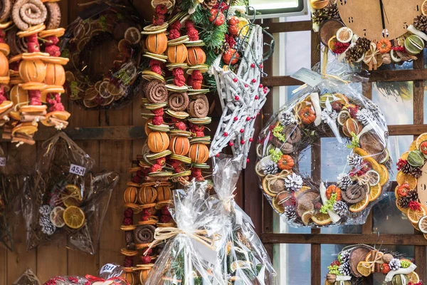 Decorações de frutas secas de Natal em um mercado de Natal — Fotografia de Stock