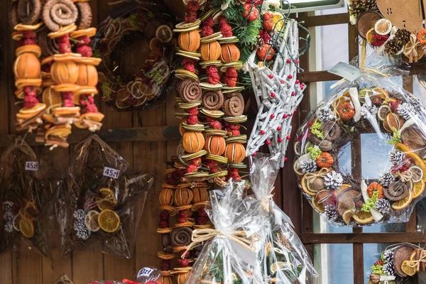 Decorações de frutas secas de Natal em um mercado de Natal — Fotografia de Stock