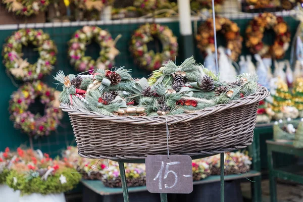 Flores de Navidad coronas decoraciones en Cracovia mercado de Navidad — Foto de Stock