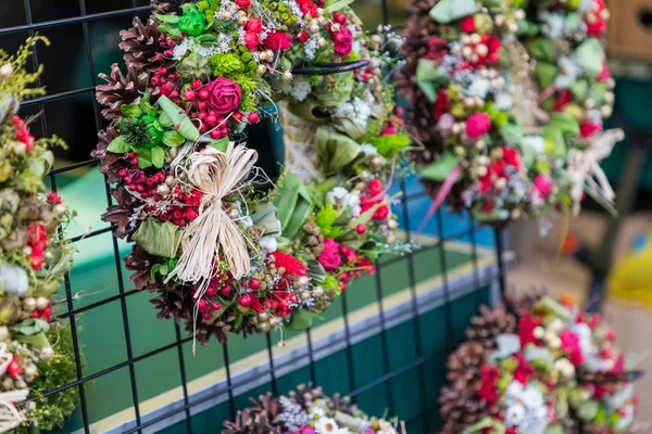 クラクフのクリスマス マーケットでのクリスマス花の花輪の装飾 — ストック写真