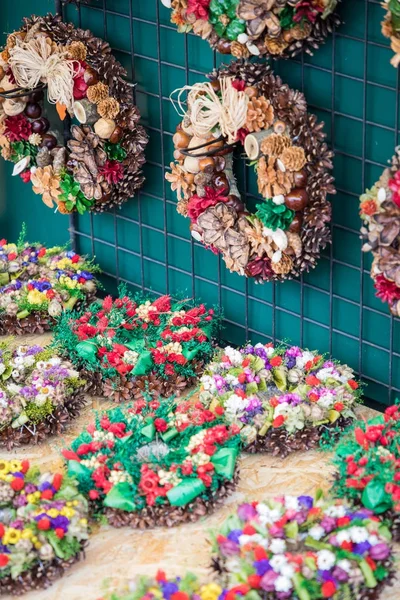 Juldekorationer blommor kransar i Krakow julmarknad — Stockfoto