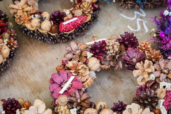 Juldekorationer blommor kransar i Krakow julmarknad — Stockfoto