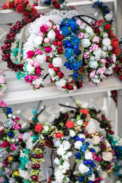Corona de flores tradicionales coloridas a la venta en el mercado local . —  Fotos de Stock