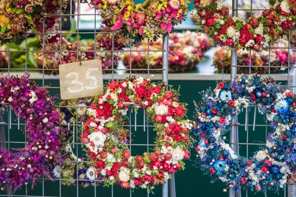 Christmas flowers wreaths decorations in Cracow Christmas market — Stock Photo, Image