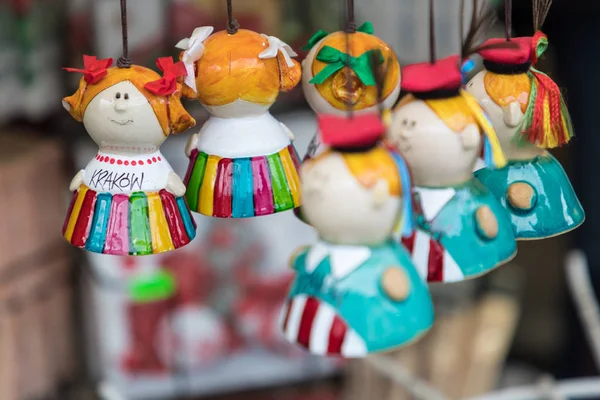 Konstnärliga souvenir på lokala traditionella marknaden i Krakow, Polen. — Stockfoto