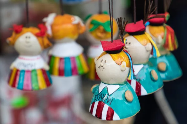 Konstnärliga souvenir på lokala traditionella marknaden i Krakow, Polen. — Stockfoto