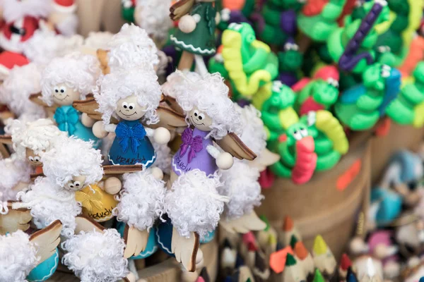 Kleurrijke decoraties op de kerstmarkt — Stockfoto