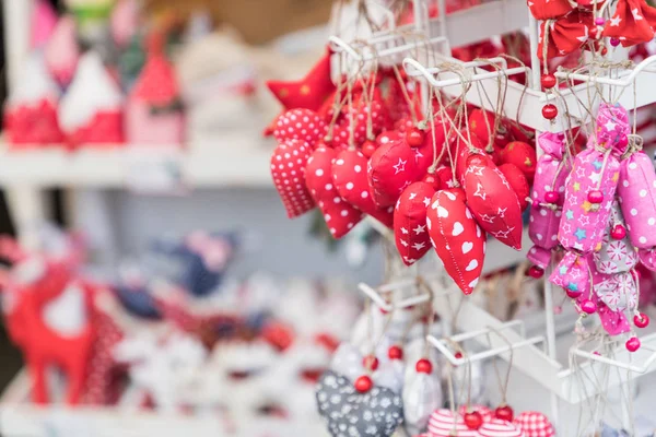 Kleurrijke decoraties op de kerstmarkt — Stockfoto