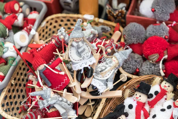 Noel piyasada renkli süslemeleri