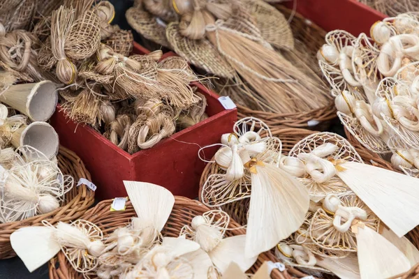 Handgemaakte kerstdecoraties op een kerstmarkt in Krakau, — Stockfoto