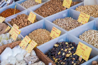 Birçok farklı renkli baharatlar, fındık ve kuru meyve Market 