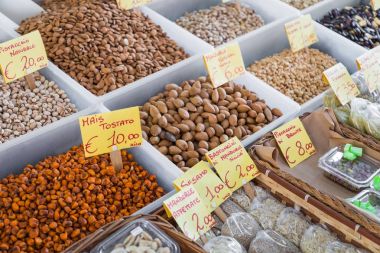 Birçok farklı renkli baharatlar, fındık ve kuru meyve Market 