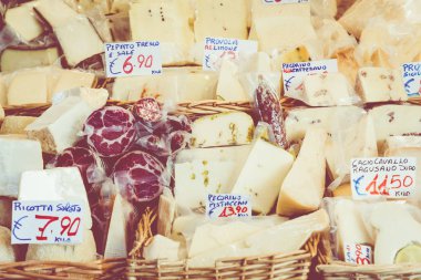 Peynir pazarı. Peynirler geniş yelpazesi. Catania, Sicilya, Ital