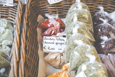 Birçok farklı geleneksel İtalyan renkli baharat pazarında 